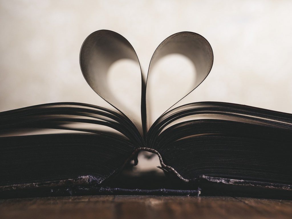 libro con pagine arricciate a forma di cuore